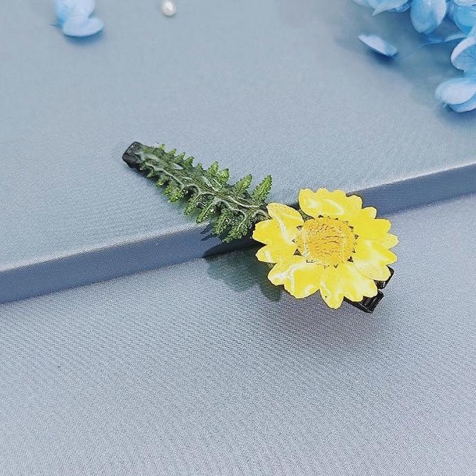 Real daisy hair clip